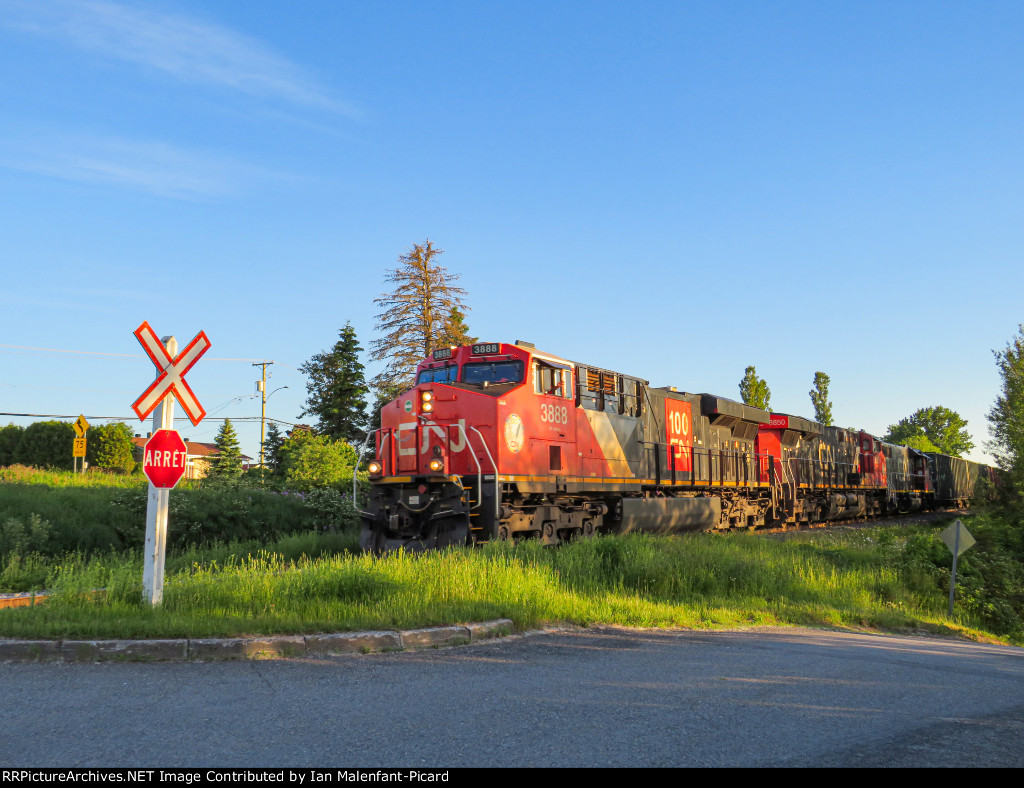 CN 3888 leads 402 at Riviere-Hatée